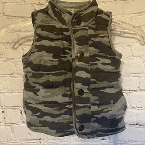 Mudpie Camo sherpa lined vest, 12/18M